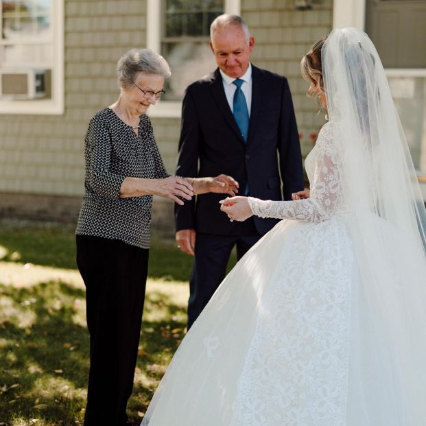 Una mujer se casa con el vestido de novia que llevó su abuela en 1961, y conmueve a las redes