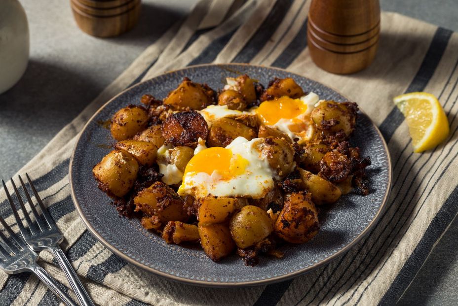 Recetas con níscalos: huevos rotos con níscalos