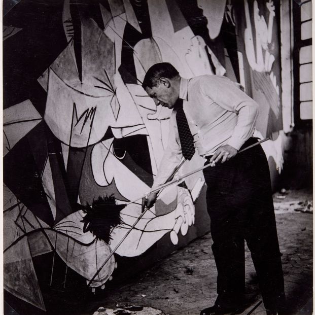 EuropaPress 2189867 pablo picasso trabajando guernica