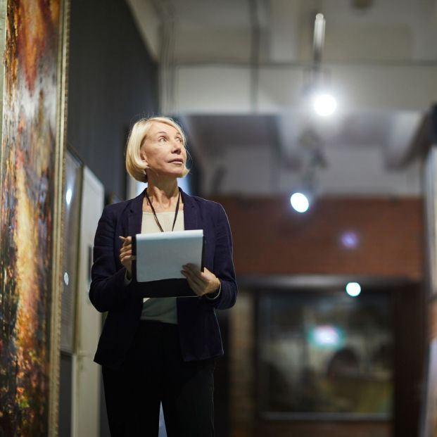 Mujer en una galería de arte