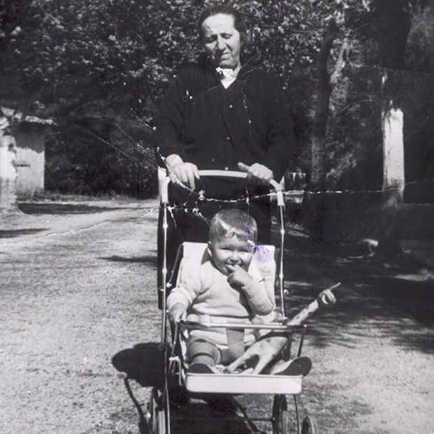 Alberto Núñez Feijóo, de bebé, en una fotografía con su abuela