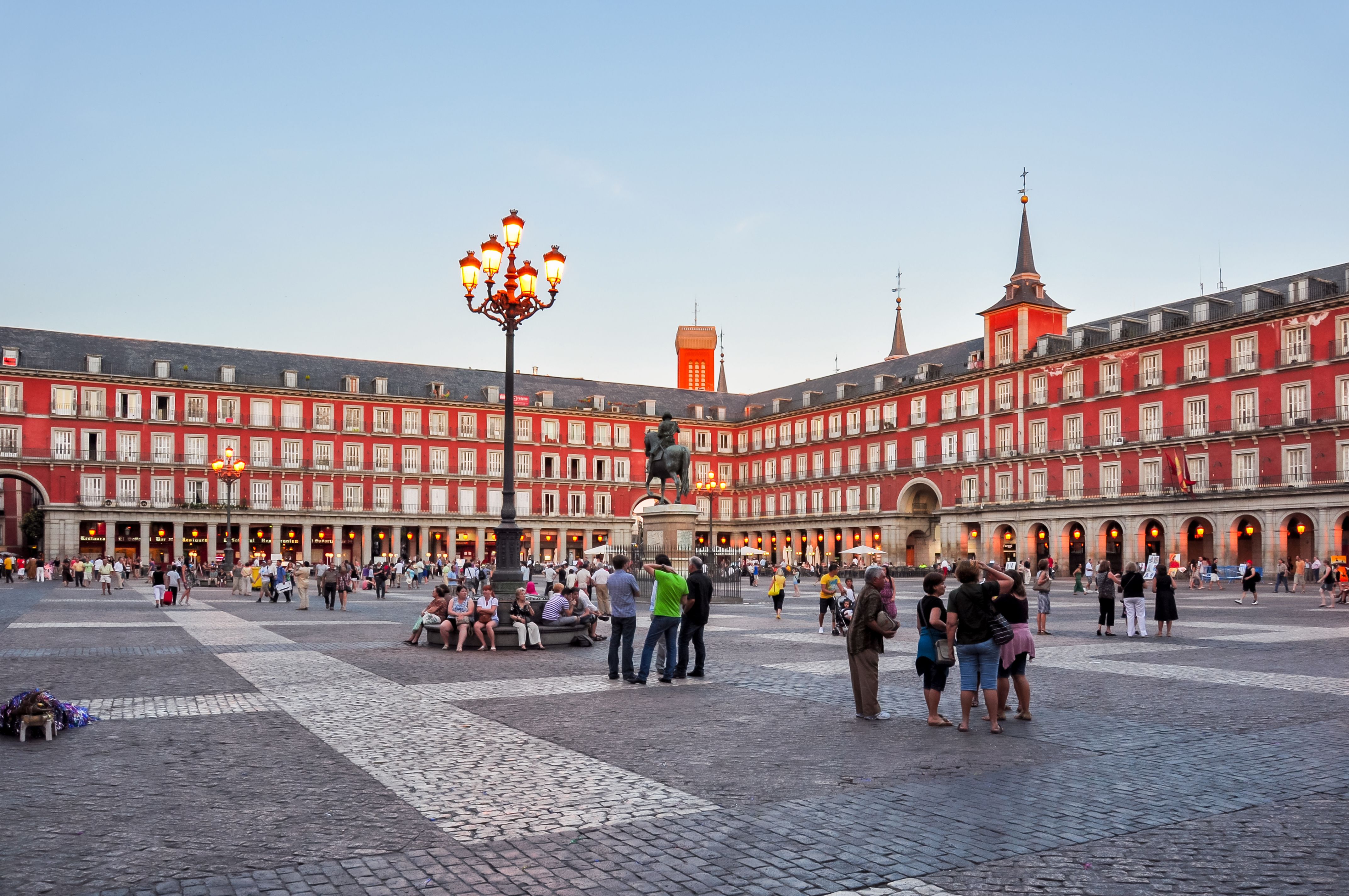 Voluntarios desvelan las leyendas del Viejo Madrid a los mayores