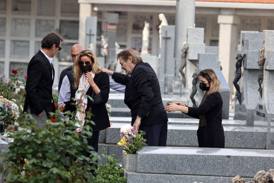 EuropaPress 4018048 ramiro oliveros hija iris olivero marquez entierro cantante cementerio san EuropaPress 4018048 ramiro oliveros hija iris olivero marquez entierro cantante cementerio san