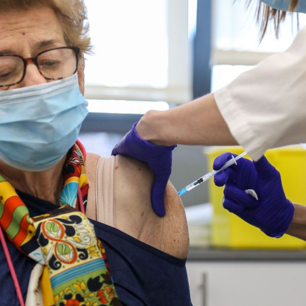 EuropaPress 4032167 persona mayor vacuna contra gripe 