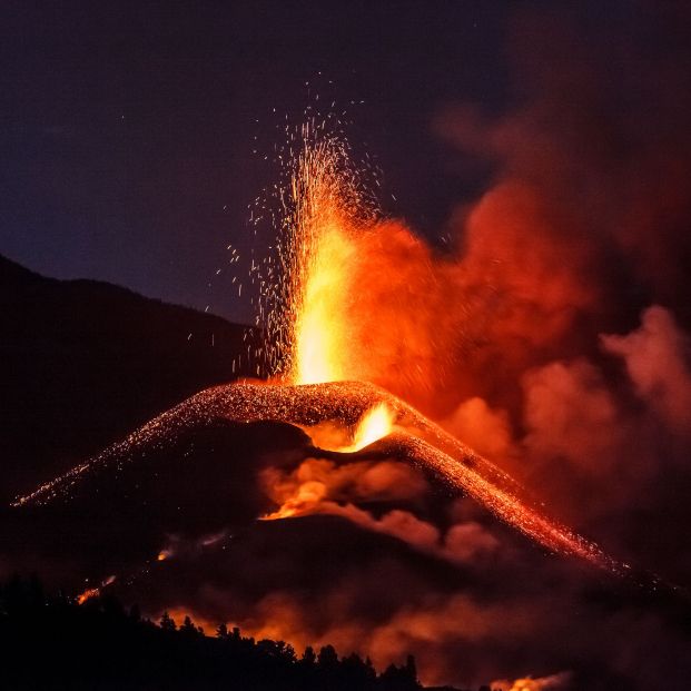 Bombardear la lava: ¿una solución factible para proteger los núcleos urbanos de La Palma?