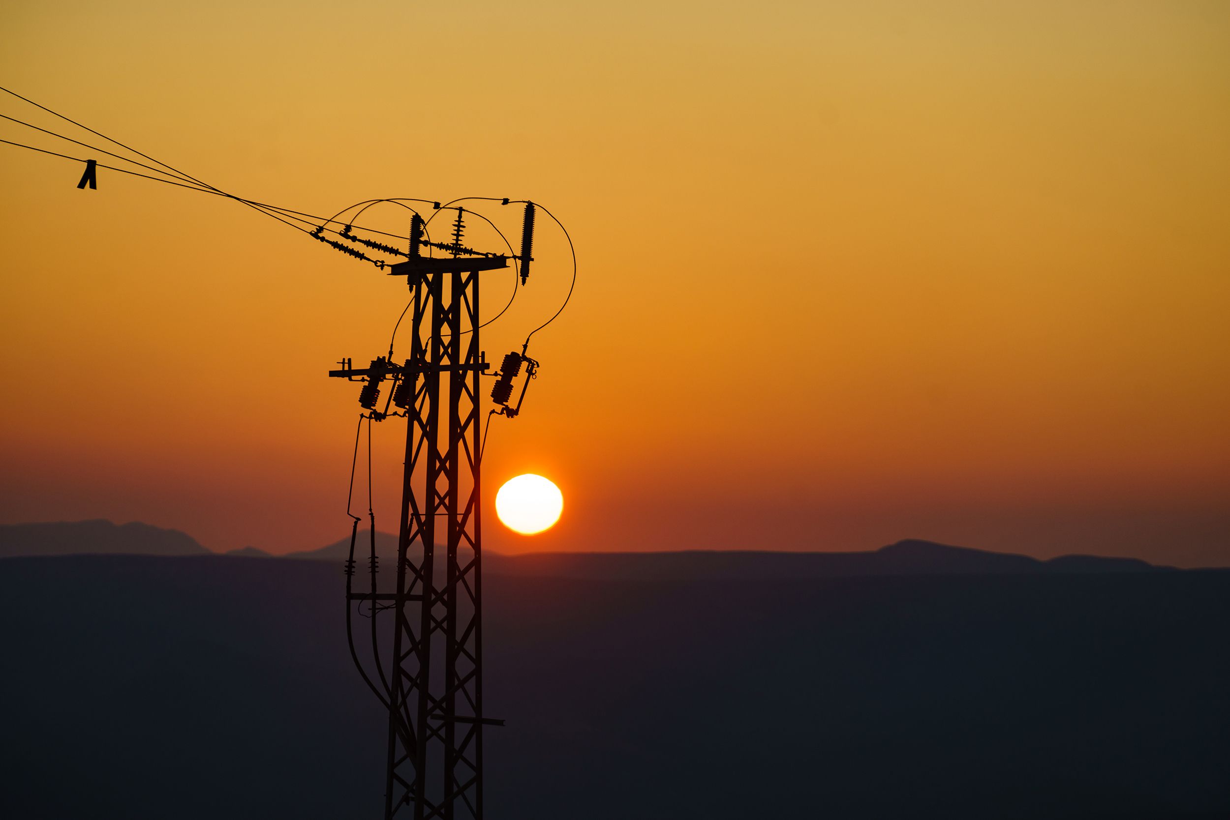 La luz baja este viernes de los 200 euros por primera vez en 16 días