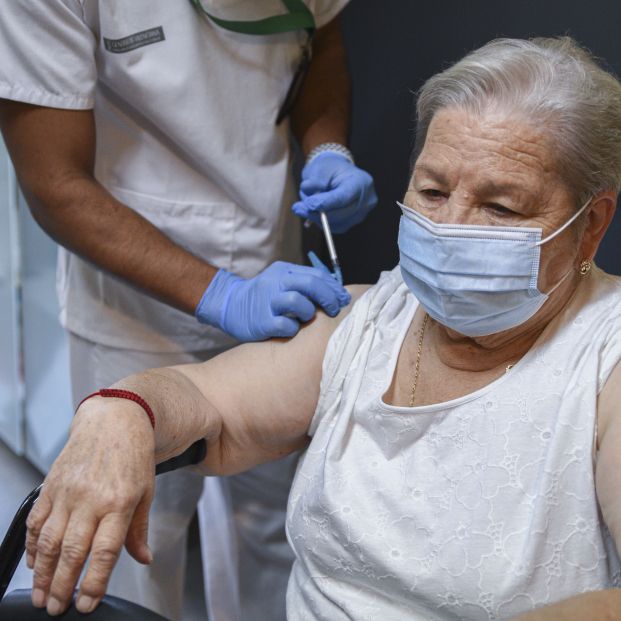 EuropaPress 4036903 mujer recibe dosis vacuna contra gripe centro salud plaza segovia 27