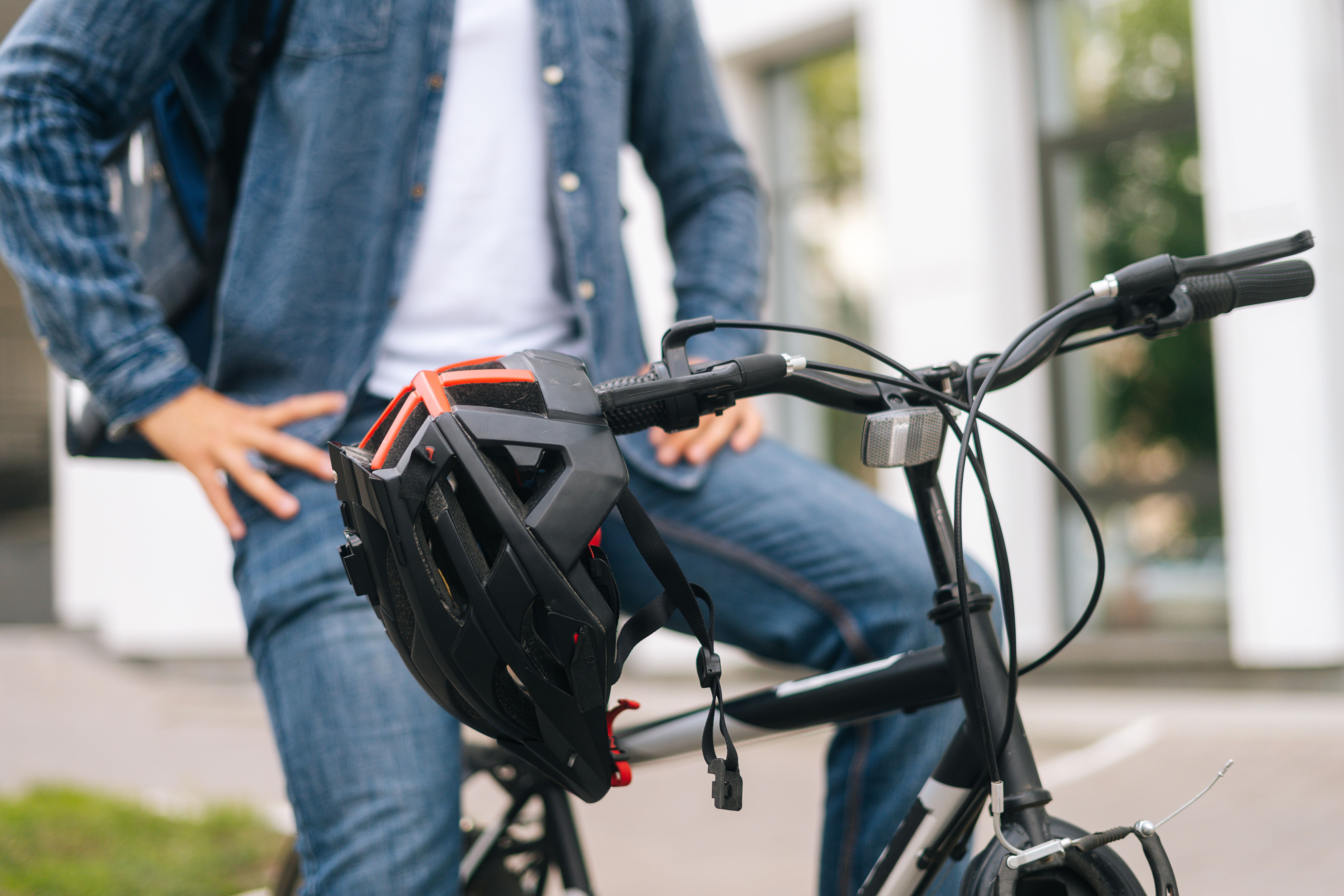 La DGT advierte a los ciclistas: el uso de estos dispositivos está prohibido. Foto: Bigstock