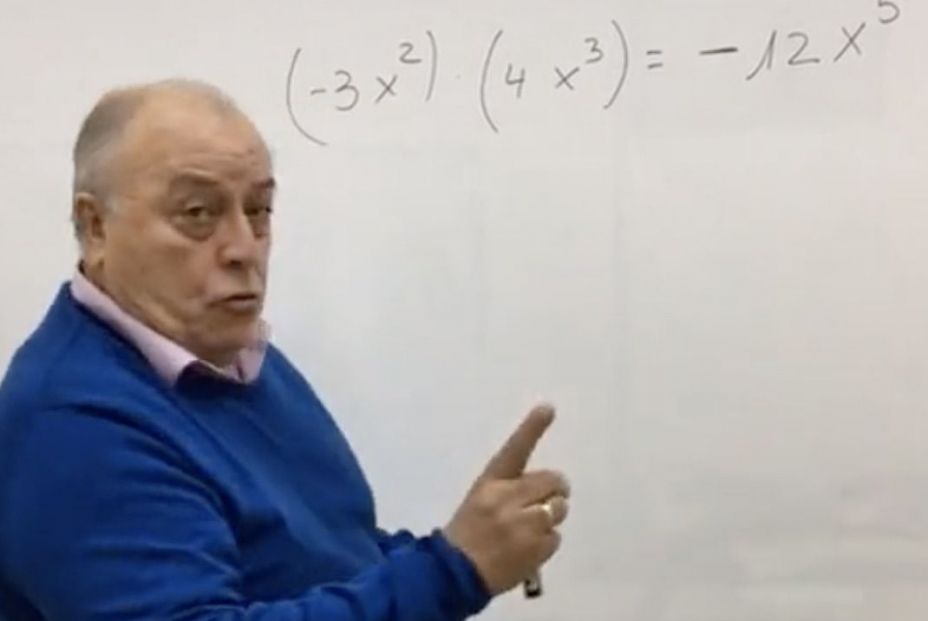 Carlos Maxi, el profesor de matemáticas de 72 años que arrasa en TikTok