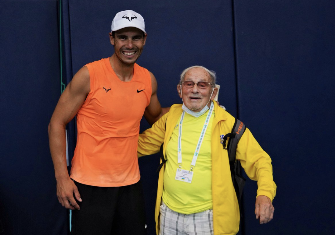 ¡97 años! Rafa Nadal pelotea con el tenista más longevo del mundo