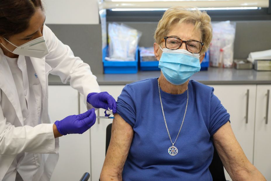 EuropaPress 4032141 persona mayor vacuna contra gripe centro salud baviera 25 octubre 2021