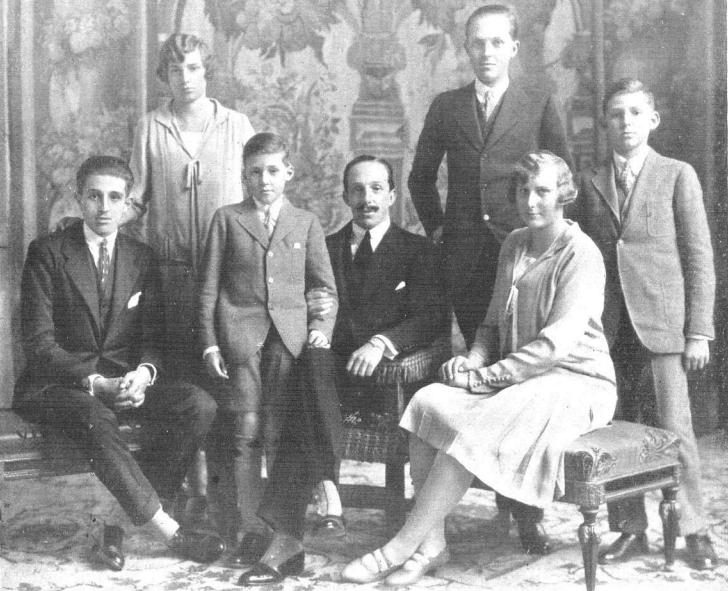 Alfonso XIII y sus seis hijos