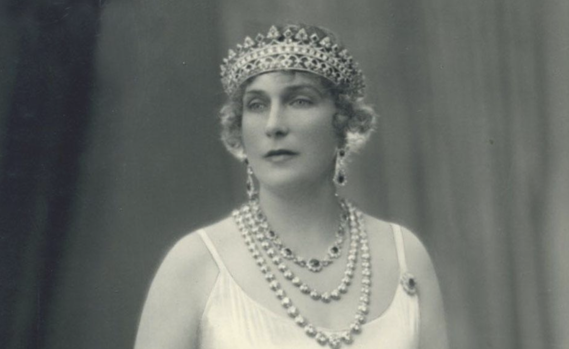 Nieves Herrero cuenta la historia de las joyas de Victoria Eugenia que hoy luce la reina Letizia