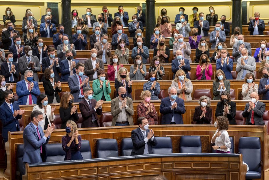 EuropaPress 4053608 ministra hacienda maria jesus montero aplaudida sesion plenaria congreso