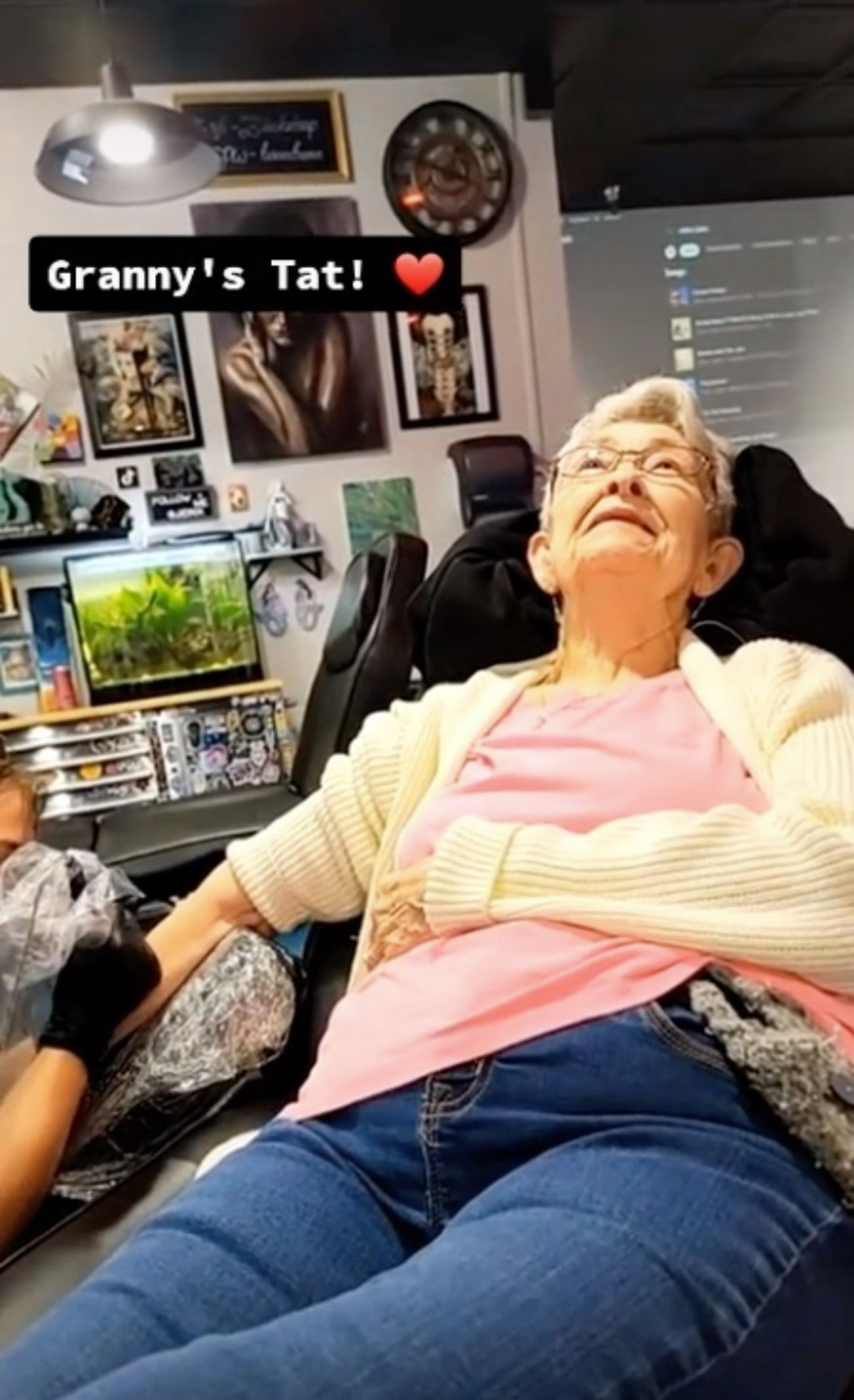 Una mujer de 82 años se tatúa por primera vez y aconseja a todo el mundo "vivir al máximo"