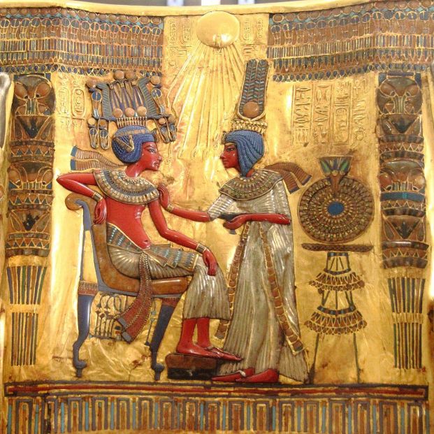 Respaldo del trono de oro de Tutankamón. Foto: Wikipedia