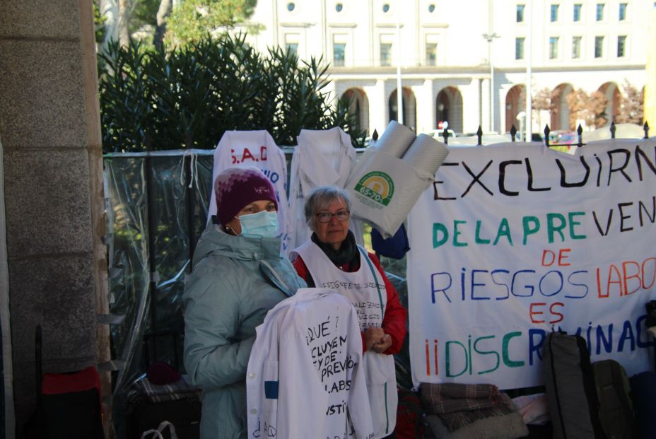 Más de una semana acampadas ante Trabajo sin respuesta: "Las cuidadoras nos sentimos abandonadas"