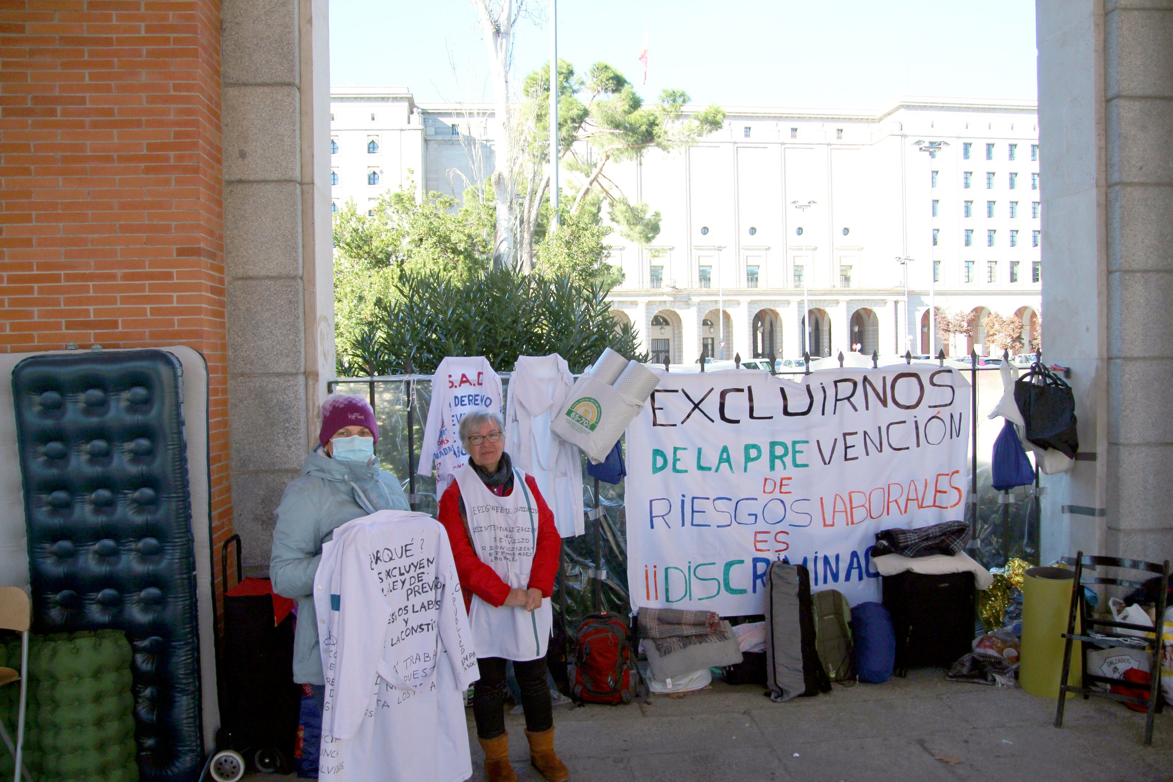 Más de una semana acampadas ante Trabajo sin respuesta: "Las cuidadoras nos sentimos abandonadas"