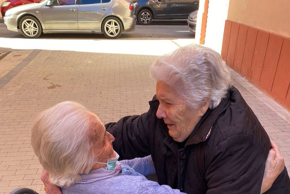 El emotivo encuentro de 2 primas que llevaban 10 años sin verse: "Lo han dejado todo por encontrase" El emotivo encuentro de 2 primas que llevaban 10 años sin verse: "Lo han dejado todo por encontrase"