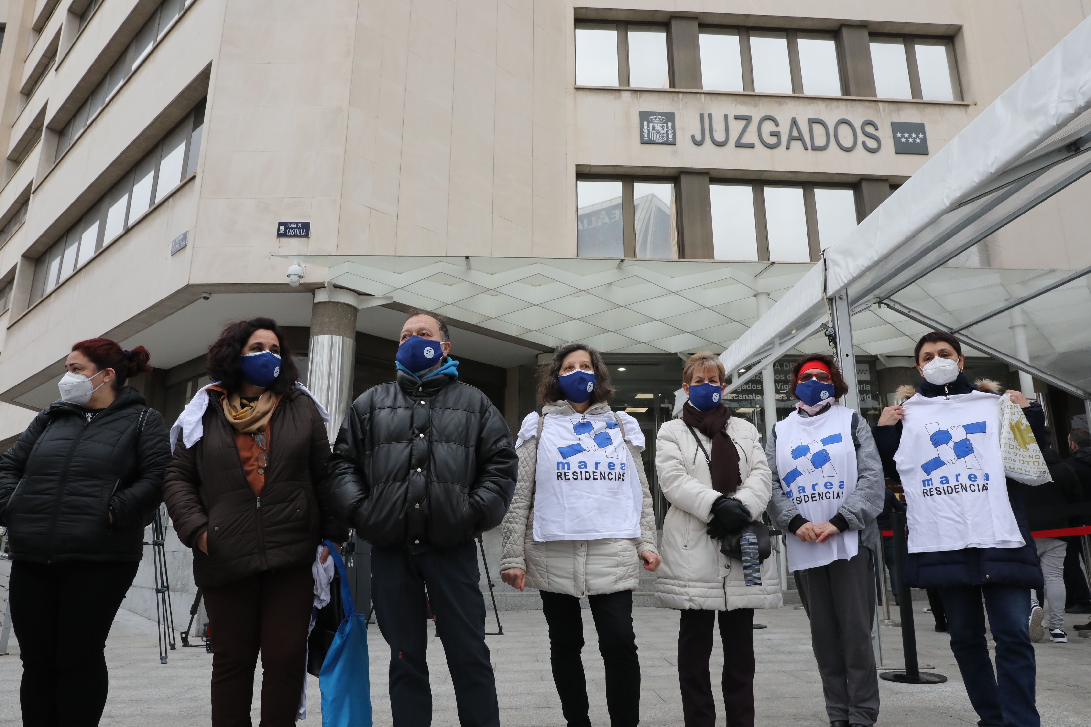 Familiares y trabajadoras de residencias de Madrid protestan contra "la inacción de Fiscalía"