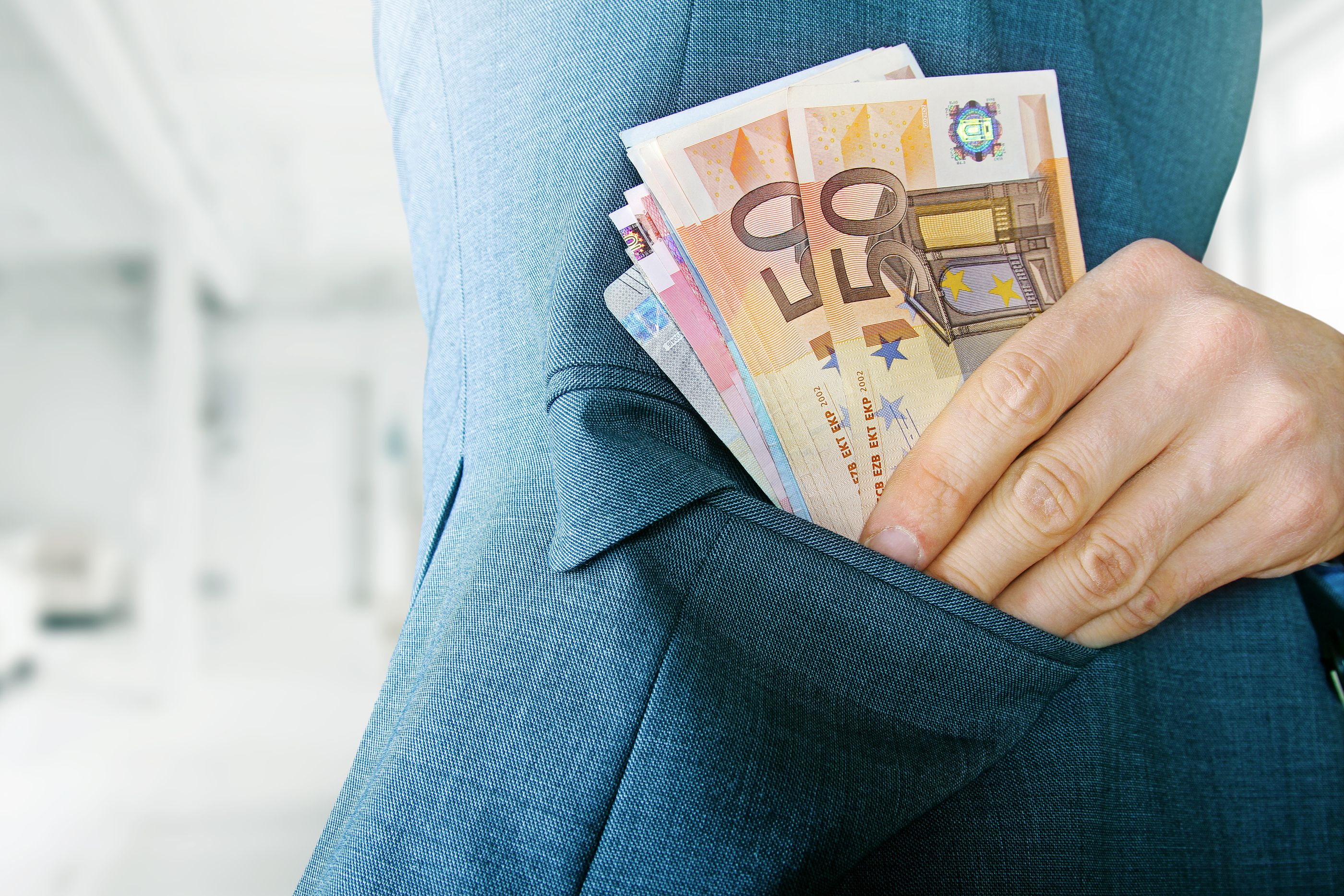 Un camarero gana un pulso al Estado y se queda con los 4.200 euros que encontró en una chaqueta