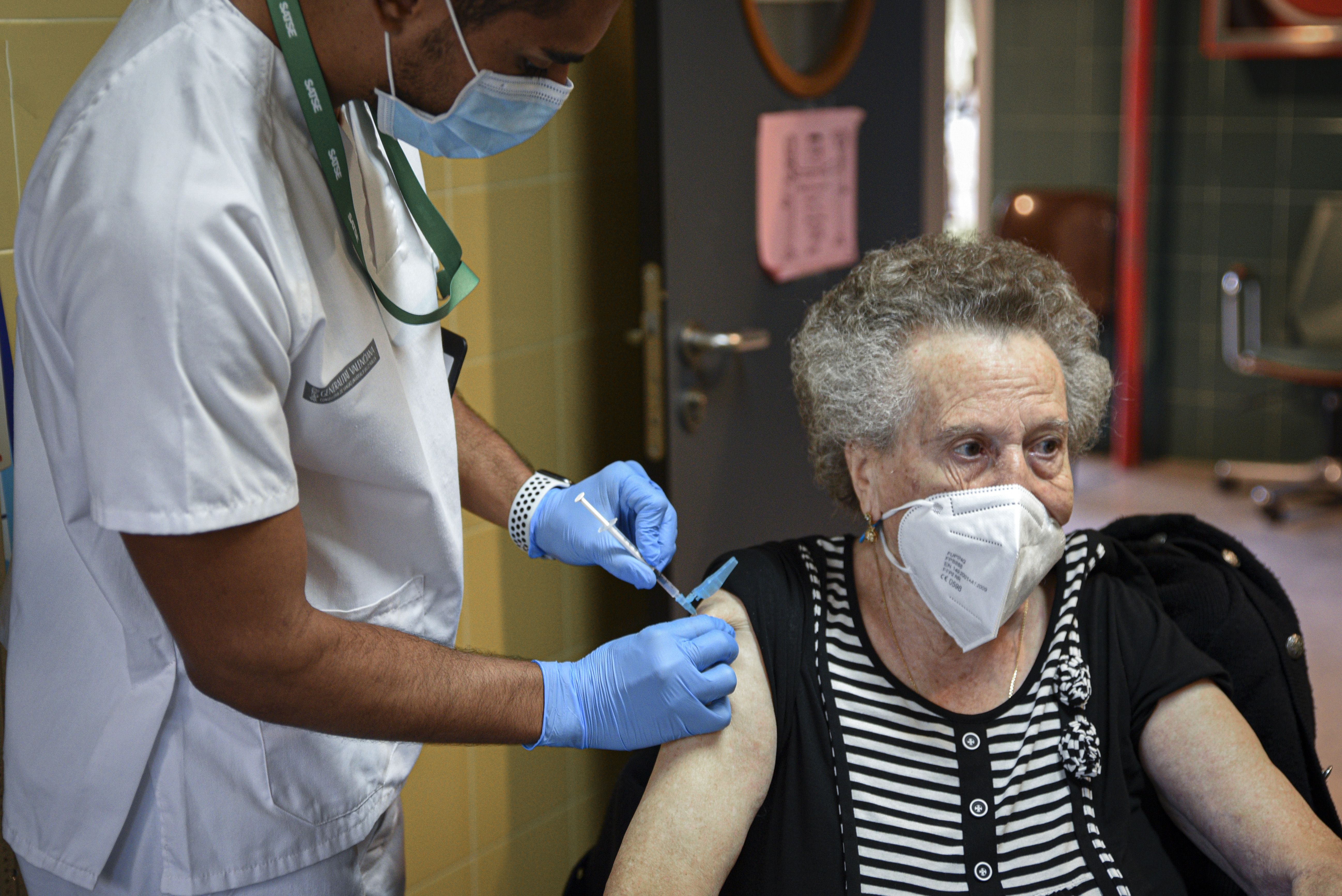 EuropaPress 4036901 mujer recibe dosis vacuna contra gripe centro salud plaza segovia 27