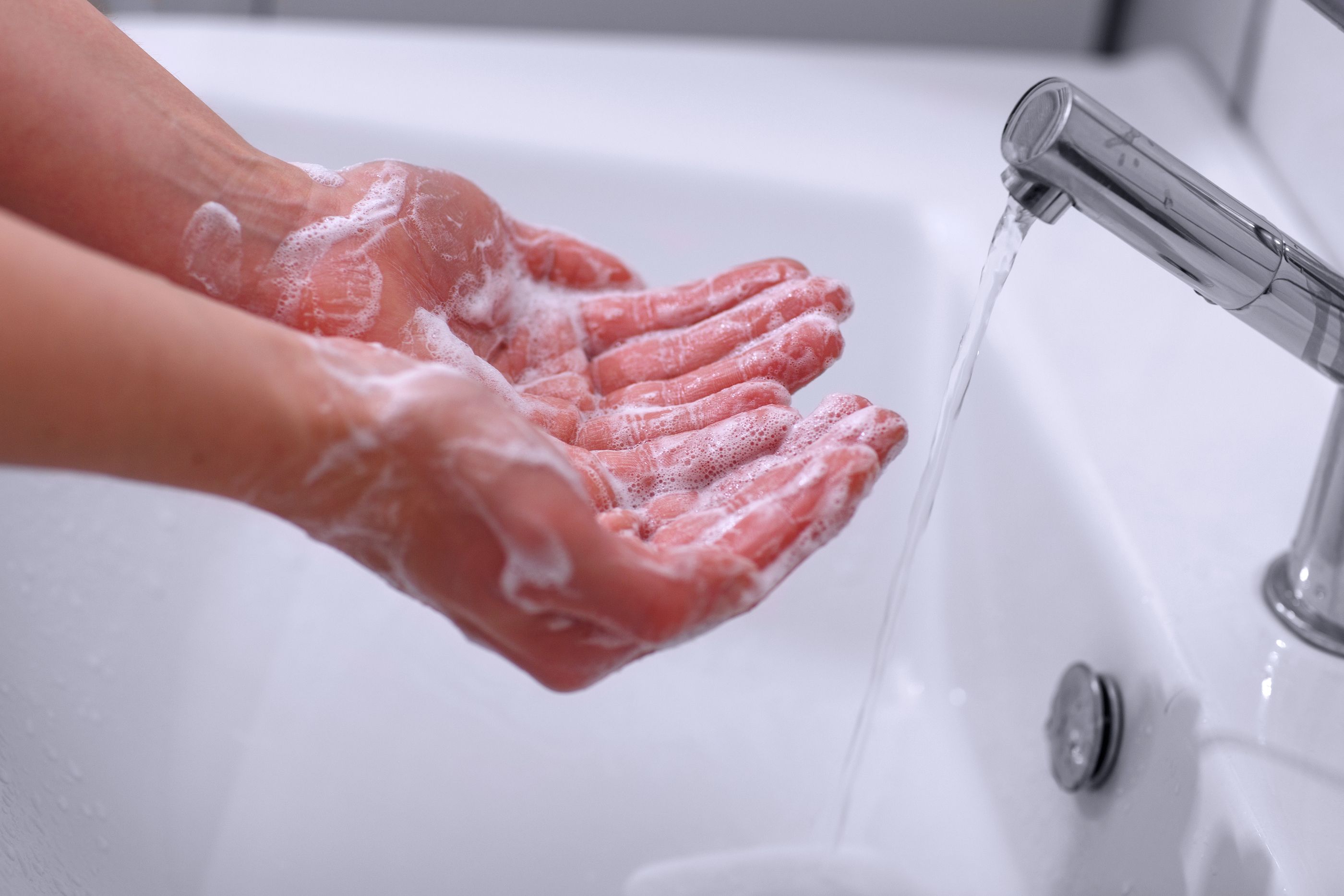 Lavarse las manos para no pillar la gripe