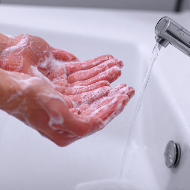 Lavarse las manos para no pillar la gripe