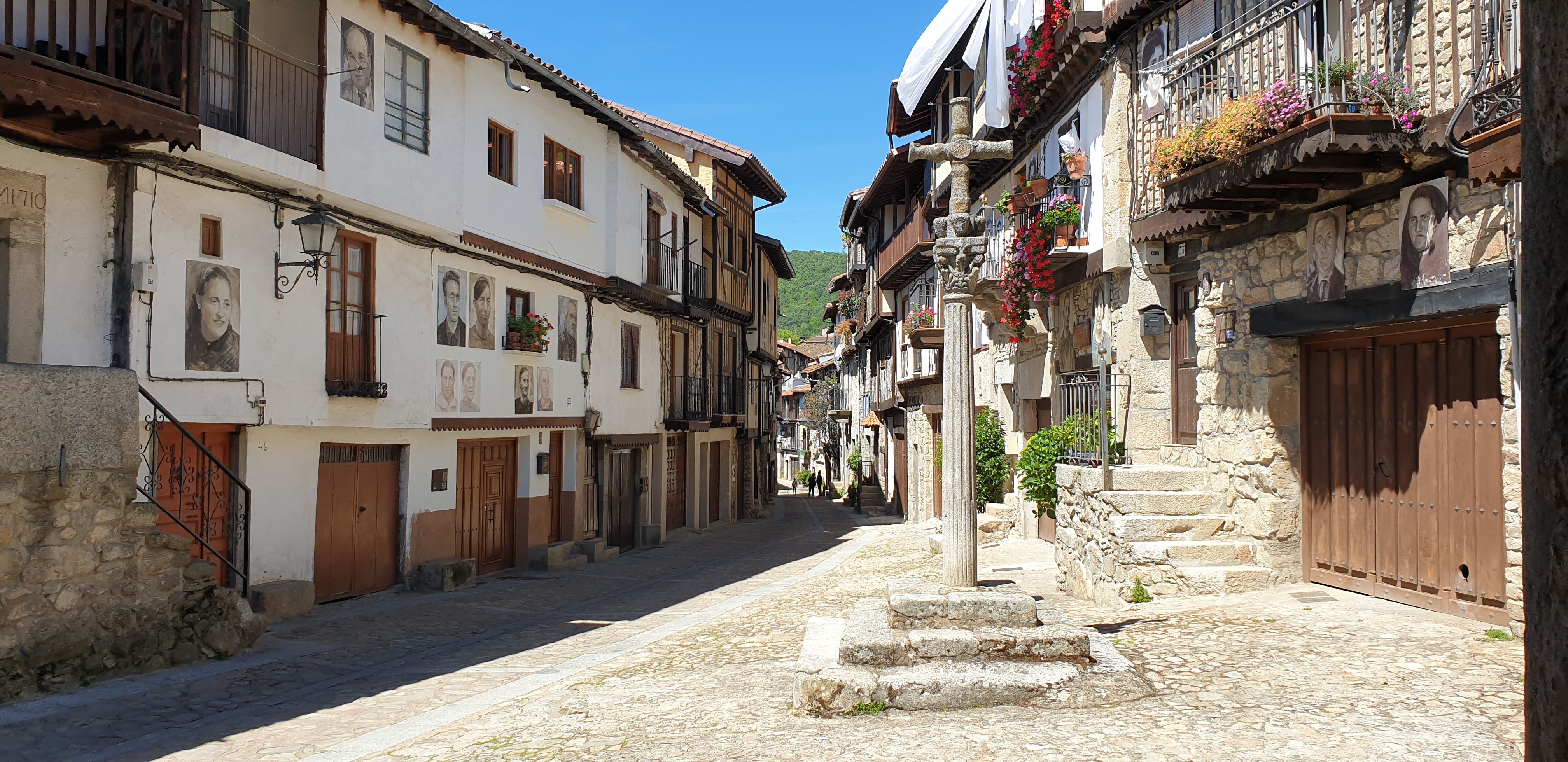 Mogarraz, el pueblo de Salamanca en el que las fotos de sus vecinos adornan las fachadas