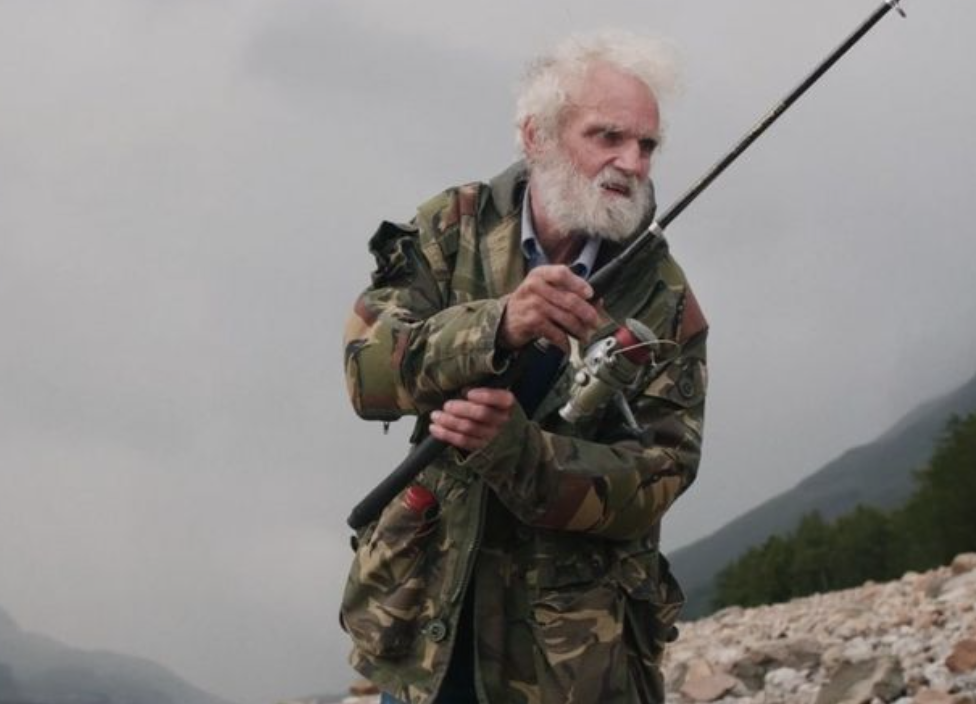 La historia de un hombre de 74 años que lleva 40 viviendo solo en un bosque La historia de un hombre de 74 años que lleva 40 viviendo solo en un bosque