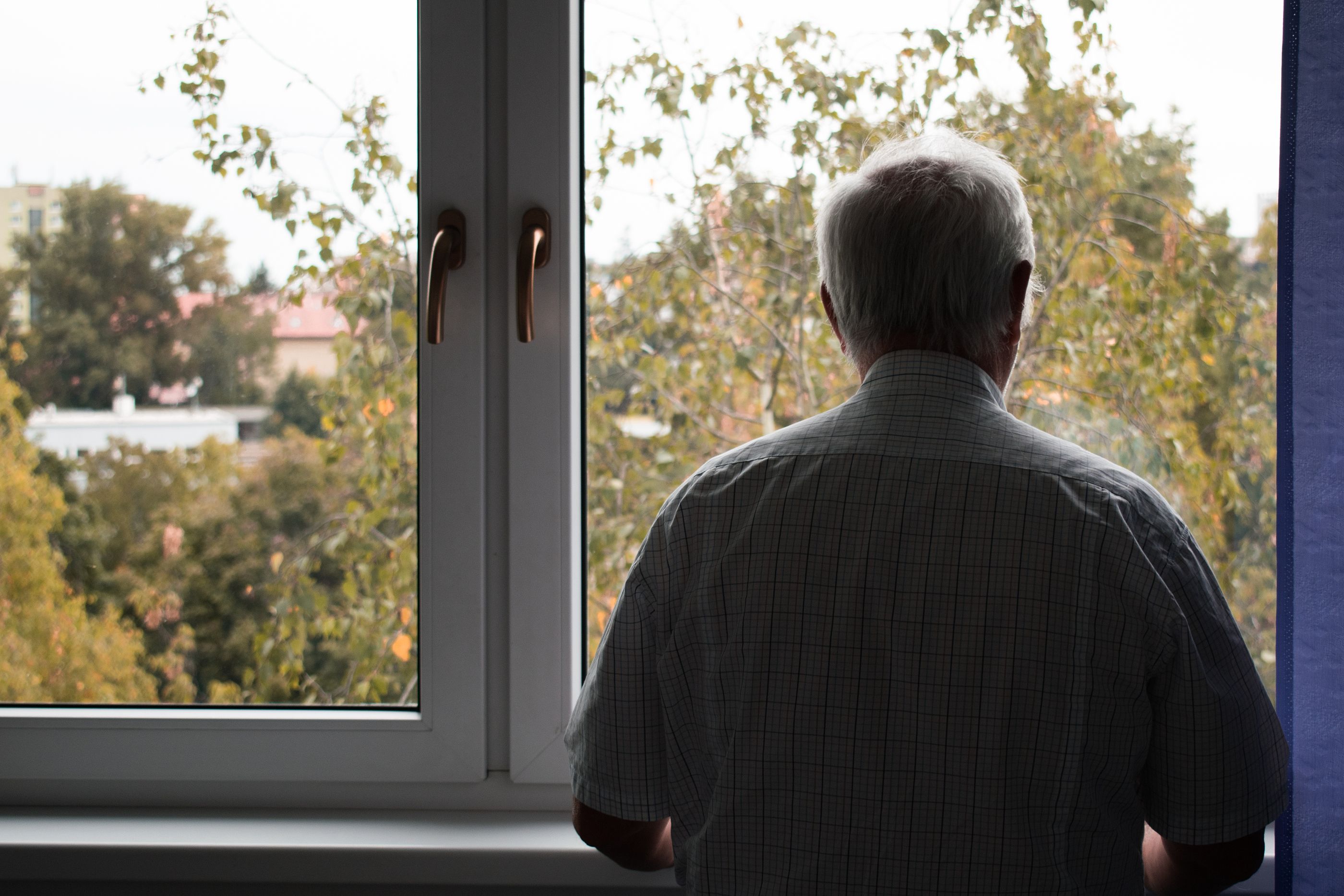 Comunidades de toda España trabajan contra la soledad no deseada de los mayores. Foto: Bigstock