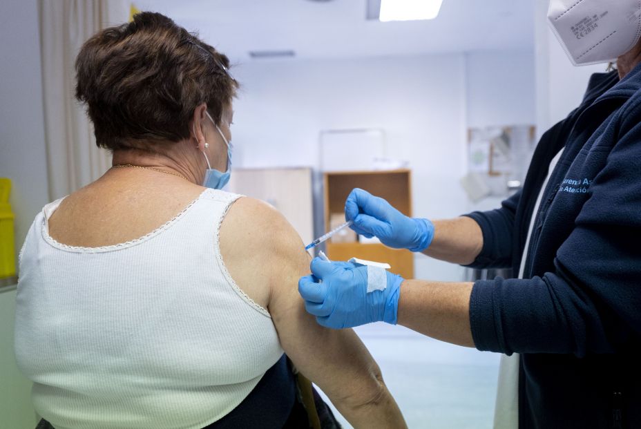 EuropaPress 4063576 mujer recibe vacuna contra gripe dia inicia segunda fase campana vacunacion