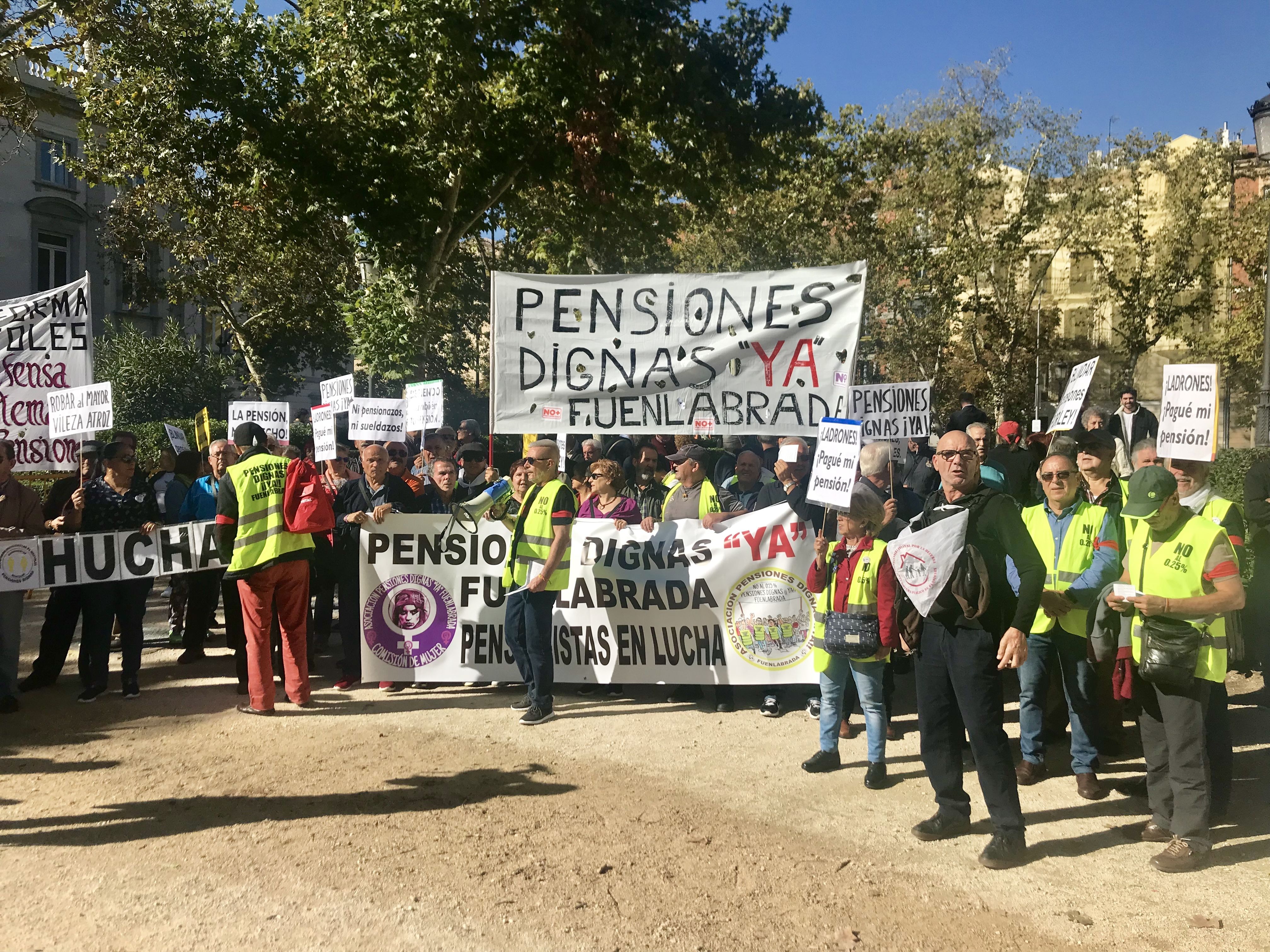 Personas en defensa de las pensiones y de afectados por la hipoteca (foto de archivo).