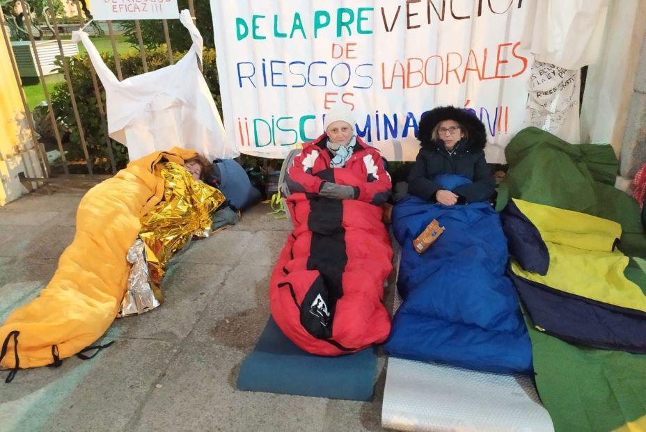 EuropaPress 4055646 trabajadoras ayuda domicilio acampadas sede ministerio trabajo madrid pedir