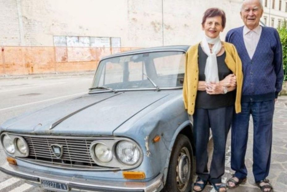 Declaran monumento un coche aparcado durante casi 50 años en el mismo lugar