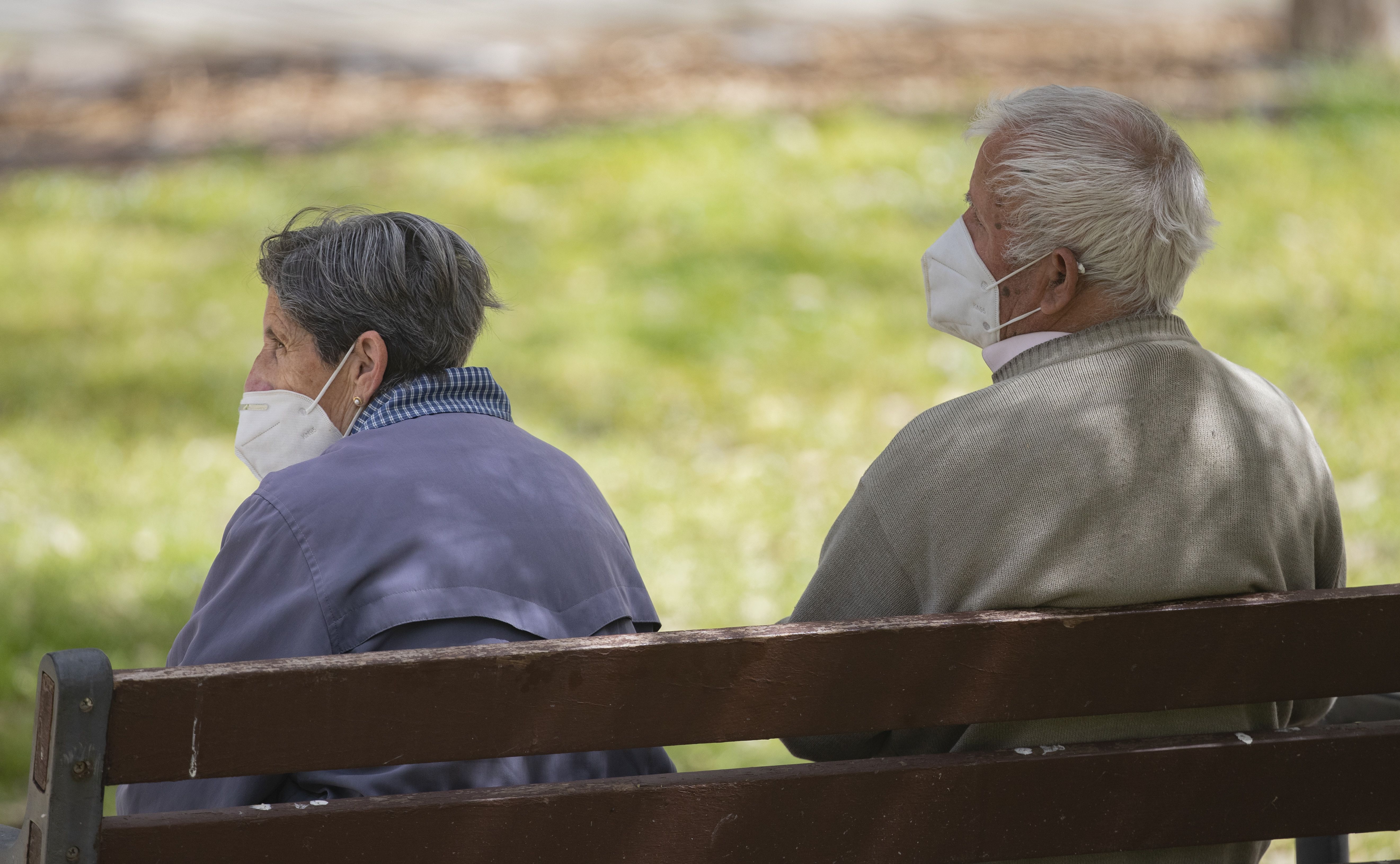 Los expertos piden cautela a los mayores ante la sexta ola: "El Covid puede cobrarse más vidas"