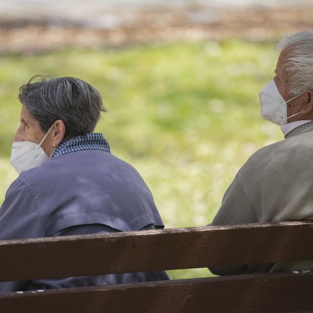 Los expertos piden cautela a los mayores ante la sexta ola: "El Covid puede cobrarse más vidas"