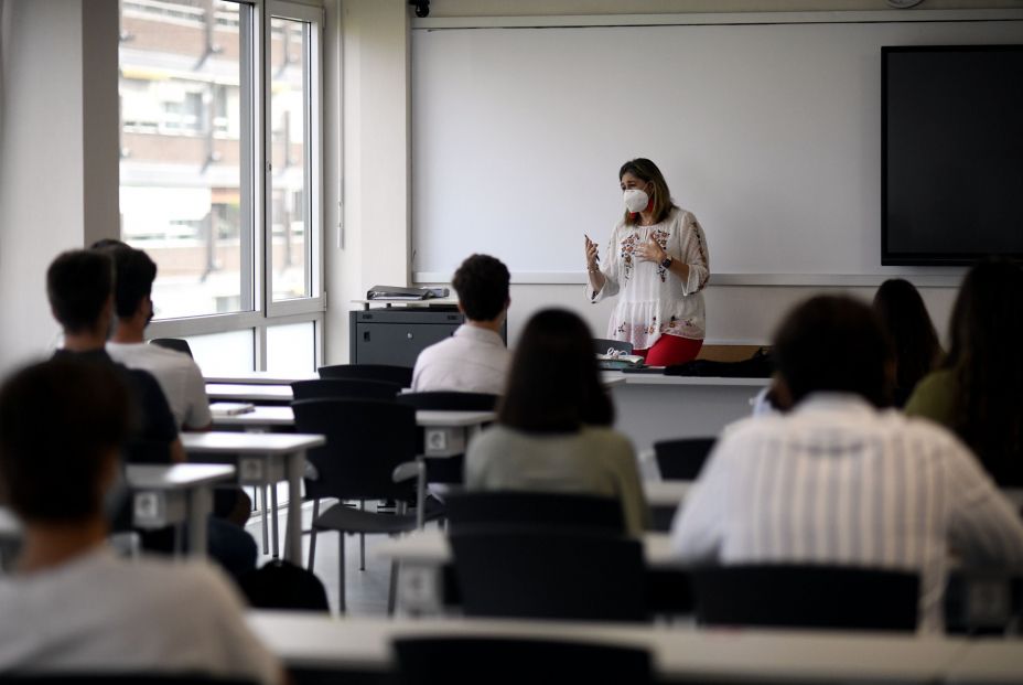 EuropaPress 3317491 profesora da clase mascarilla alumnos facultad humanidades ciencia