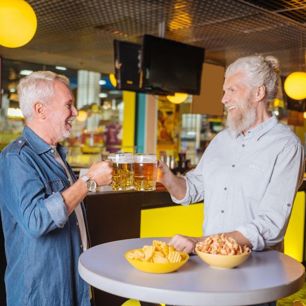 Hombres tomando una copa