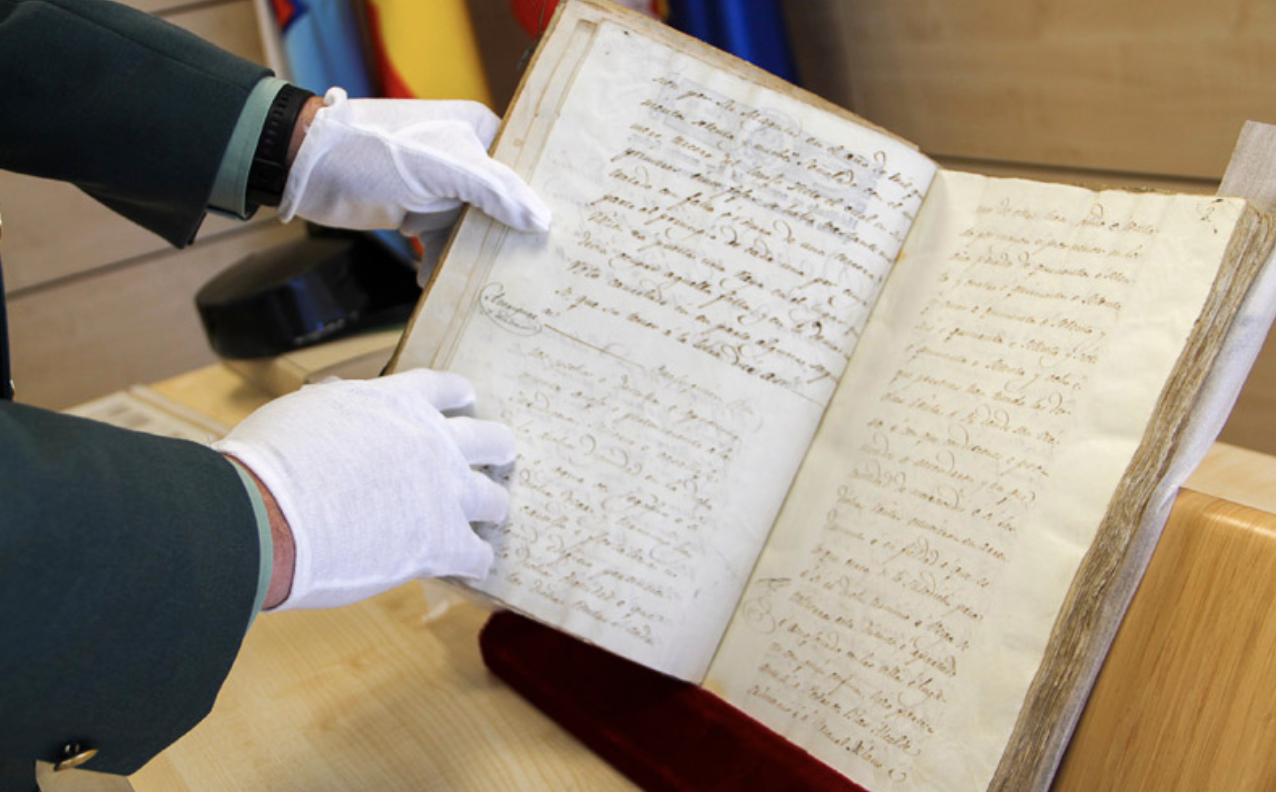 La Guardia Civil recupera un libro manuscrito robado hace más de medio siglo. Foto: Ayuntamiento de Arganda del Rey