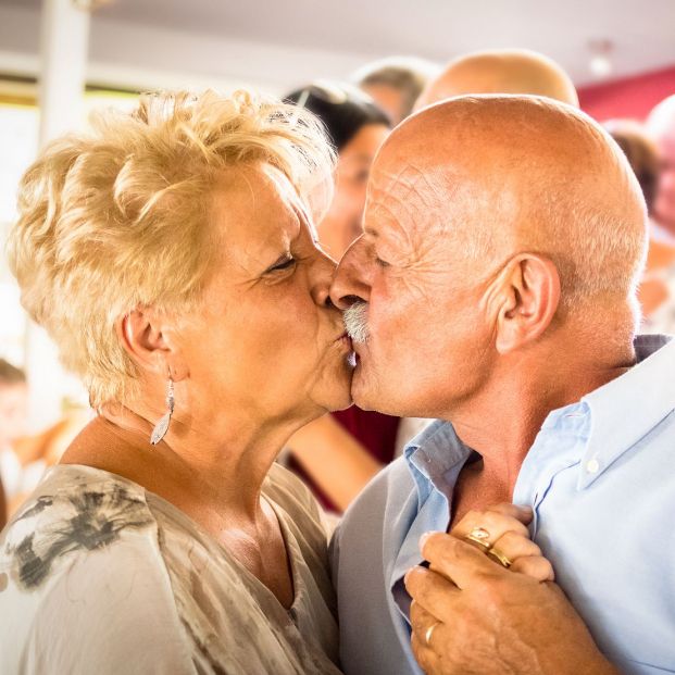 Pareja bailando en una sala de fiesta