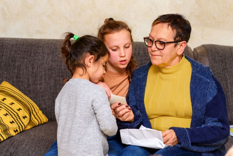 ¿Cómo reacciona el cerebro de las abuelas al ver a sus nietos? La ciencia responde