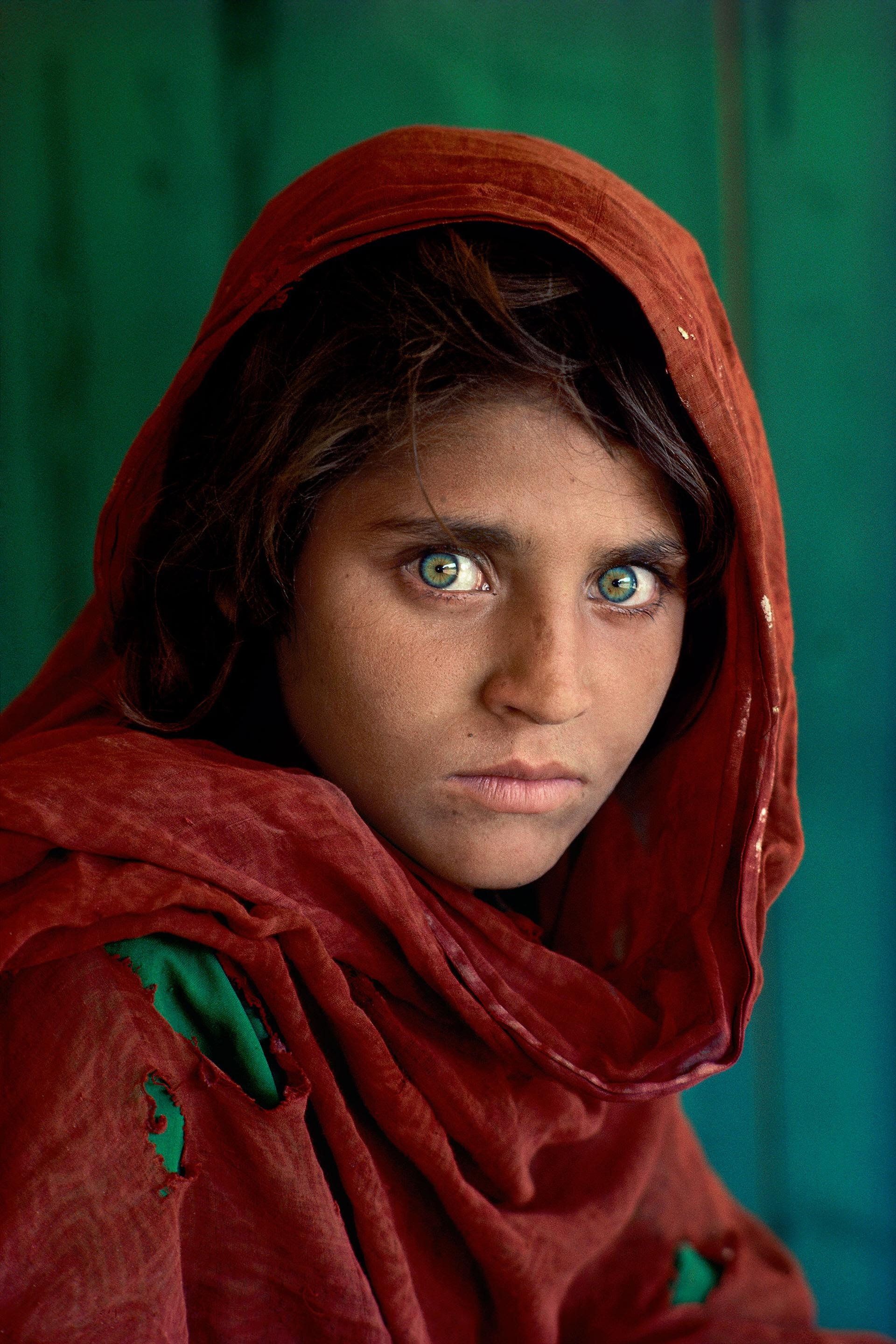 La icónica foto de la niña afgana llega a Madrid