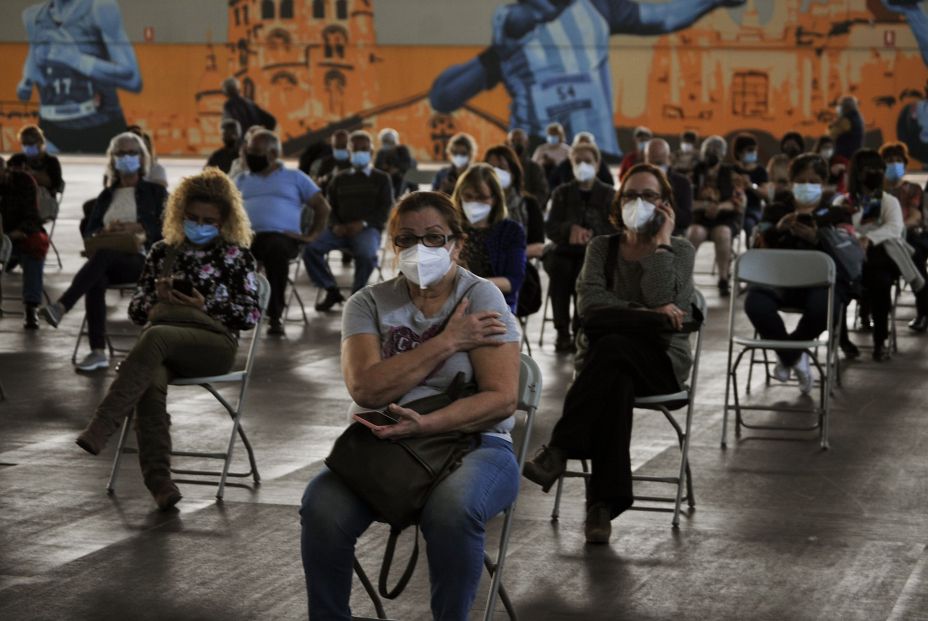Sánchez anuncia una tercera dosis de la vacuna frente al Covid para mayores de 60 años y sanitarios Sánchez anuncia una tercera dosis de la vacuna frente al Covid para mayores de 60 años y sanitarios