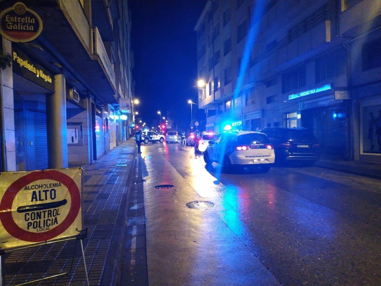 Rescatan a un anciano que pasaba la noche en una parada de bus para no llegar tarde a vacunarse