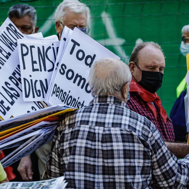 EuropaPress 3977454 hombre reparte pancartas asistentes manifestacion contra recorte