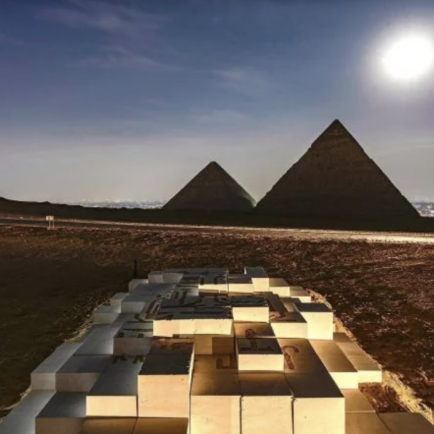 El arte contemporáneo y las pirámides de Guiza se dan la mano en una espectacular exposición. Foto: Facebook @ArtDEgypte