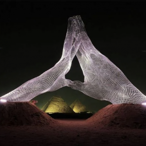 El arte contemporáneo y las pirámides de Guiza se dan la mano en una espectacular exposición. Foto: Facebook @ArtDEgypte