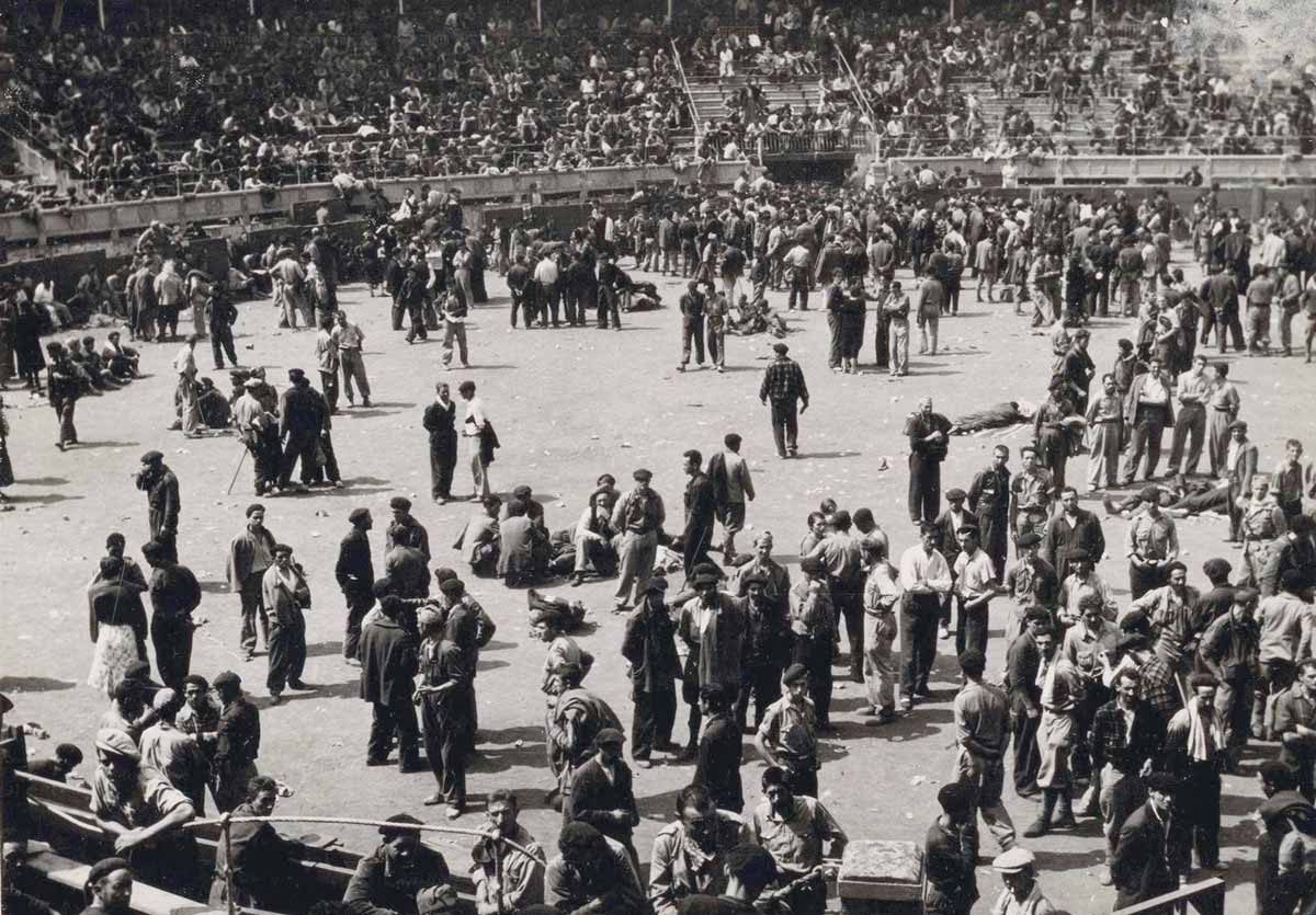 Prisioneros en la plaza de toros de Santander BNE