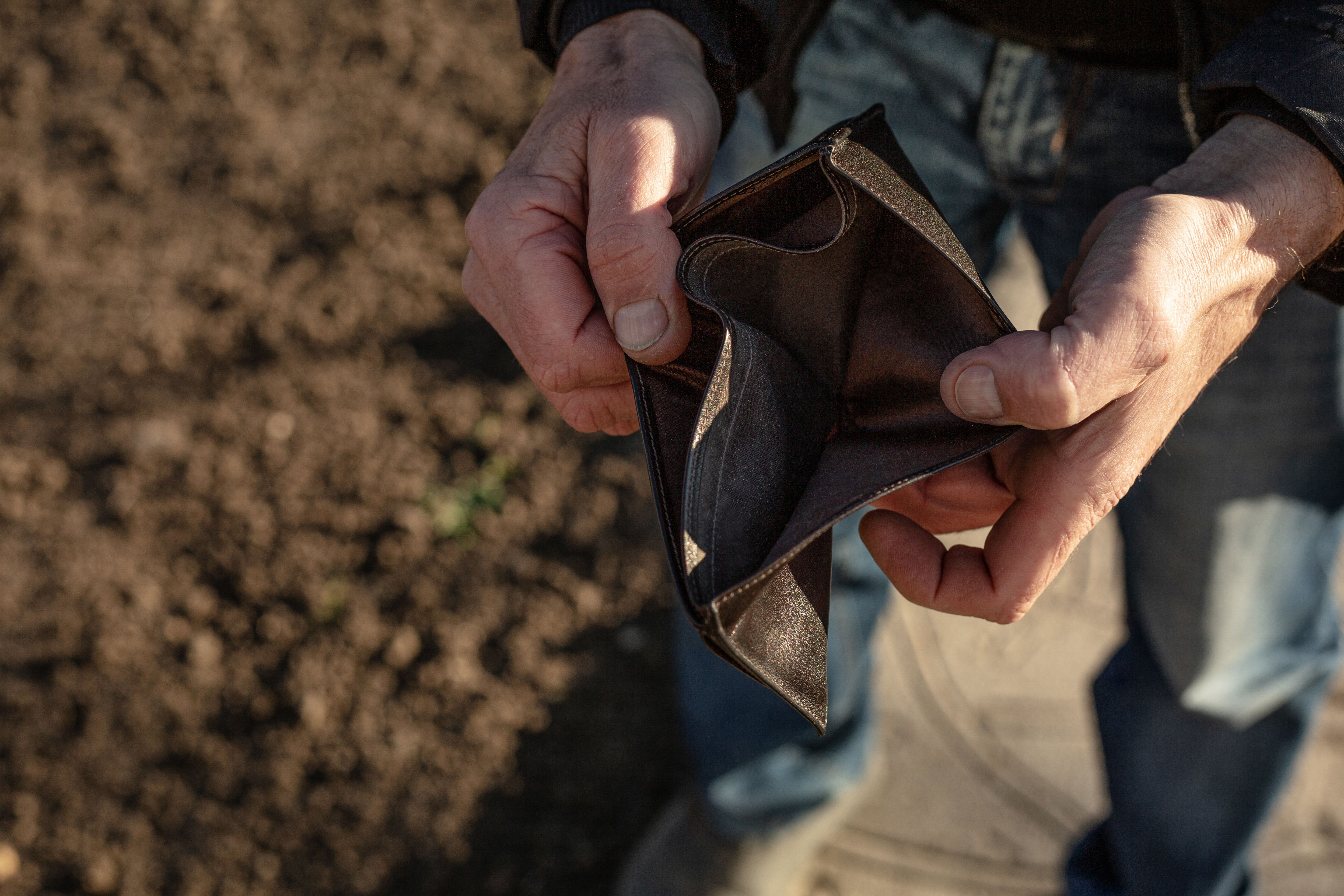 Los métodos de robo más comunes a mayores cuando van a sacar dinero al cajero